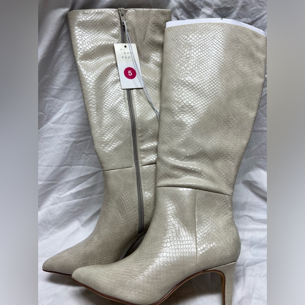 Off white tall boots - Picture 6 of 16